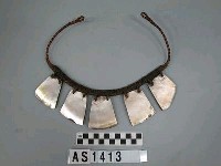 藏品(籐編貝片胸飾)的圖片